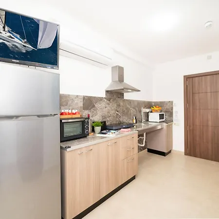 Islet Promenade With Hot Tub And Panoramic Sea Views By Getawaysmalta *