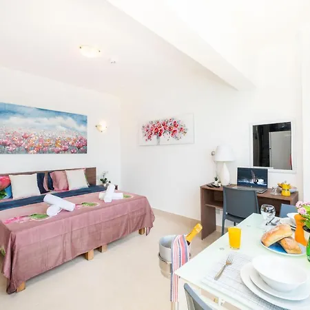 Daire Islet Promenade With Hot Tub And Panoramic Sea Views By Getawaysmalta