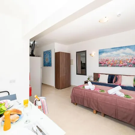 Daire Islet Promenade With Hot Tub And Panoramic Sea Views By Getawaysmalta