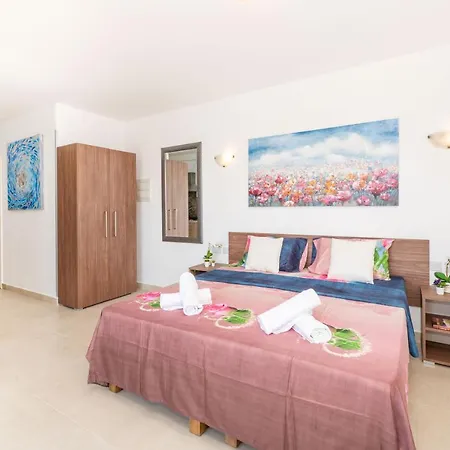 Apartment Islet Promenade With Hot Tub And Panoramic Sea Views By Getawaysmalta